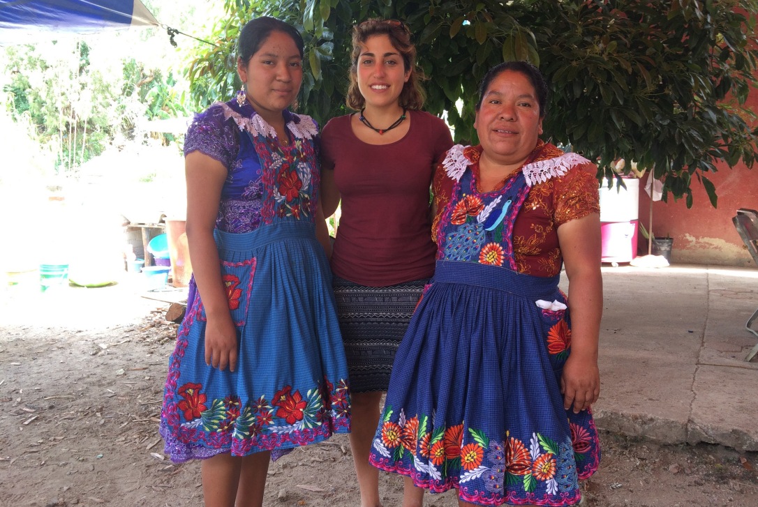 Volunteer photographer, Maddalena with two borrowers from the San Miguel del Valle community.